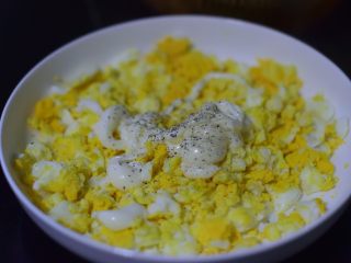 5、鸡蛋三明治,加沙拉酱，原味的就可以。现磨黑胡椒。