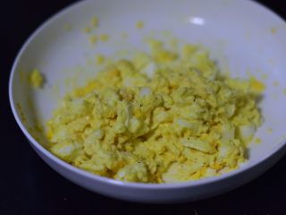 6、鸡蛋三明治,拌匀。
