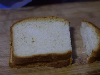 7、鸡蛋三明治,讲究点的话可以将吐司硬边切去。我只切了蓬蓬头^_^