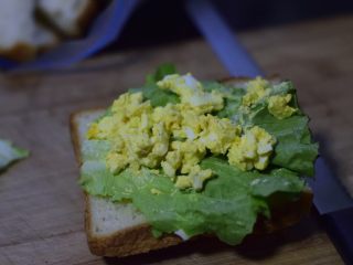9、鸡蛋三明治,铺匀。