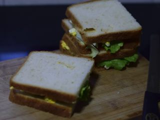 10、鸡蛋三明治,盖上吐司片，压一压。做好三份。