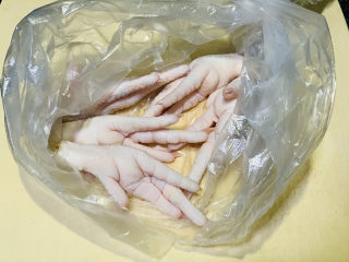 1、麻辣卤鸡爪,超市买冰冻鸡爪，解冻；