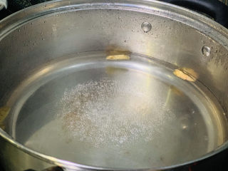 3、麻辣卤鸡爪,汤锅加水，加料酒和生姜片，煮开；