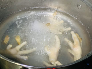 4、麻辣卤鸡爪,鸡爪放入灼水；
