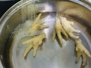 5、麻辣卤鸡爪,捞出后，再用水冲洗干净；