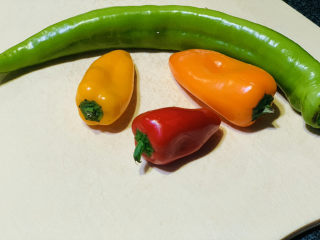 6、麻辣卤鸡爪,彩椒洗净；