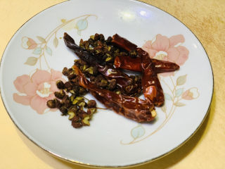 7、麻辣卤鸡爪,辣椒，花椒洗净待用；