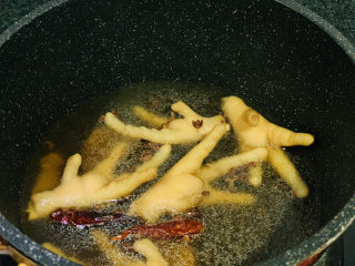 14、麻辣卤鸡爪,加清水盖过鸡爪；