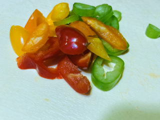 19、麻辣卤鸡爪,彩椒切粒，待用；