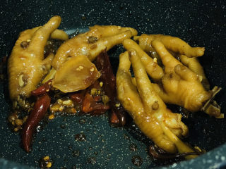 21、麻辣卤鸡爪,汤汁浓稠，加彩椒搅拌均匀，出锅；