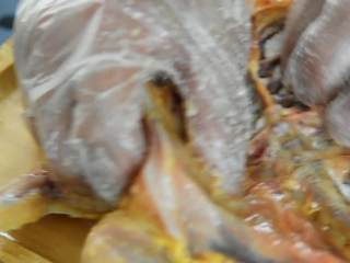 2、电饭煲盐焗鸡—一滴水都不加，做出来的鸡却嫩滑多汁,再次内外擦拭均匀。