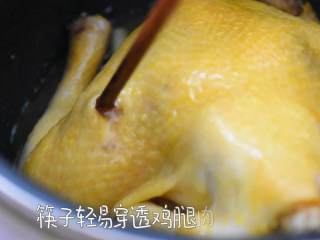 5、电饭煲盐焗鸡—一滴水都不加，做出来的鸡却嫩滑多汁,筷子轻易穿透鸡腿肉，即可出锅。