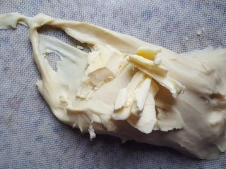 3、大理石纹豆沙吐司,3.加入黄油。