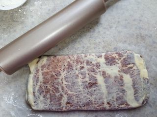 12、大理石纹豆沙吐司,12.再用擀面杖擀长。