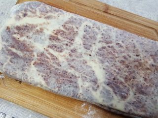 13、大理石纹豆沙吐司,13.放在小的案板上，放入冰箱冷冻30分钟。