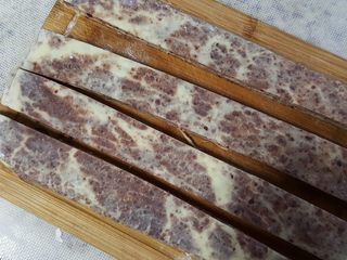 14、大理石纹豆沙吐司,14.取出后平均分成四份。