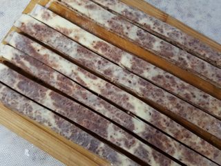 15、大理石纹豆沙吐司,15.再把每份切开，共分成8份。