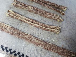 17、大理石纹豆沙吐司,17.用手将其压扁，并稍微拉。长