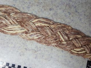 20、大理石纹豆沙吐司,20.编好后，尾部捏紧。