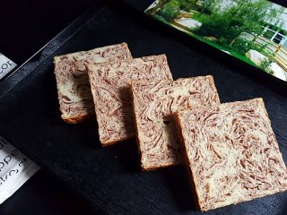 28、大理石纹豆沙吐司,成品