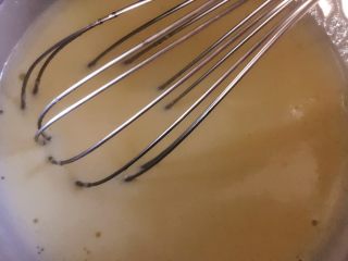 1、家有烤箱+hello kitty可可慕斯(附戚风蛋糕),首先分离蛋白蛋黄。蛋黄加入细砂糖和热水，搅拌几下后倒入植物油，充分搅拌均匀。大概搅拌三五分钟，乳化。提前预热烤箱，150度20分钟左右。