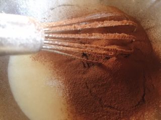 2、家有烤箱+hello kitty可可慕斯(附戚风蛋糕),搅拌好的蛋液筛入低筋面粉和可可粉，Z字型搅拌或者翻拌均匀。