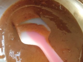 3、家有烤箱+hello kitty可可慕斯(附戚风蛋糕),加入香草精，再翻拌均匀。