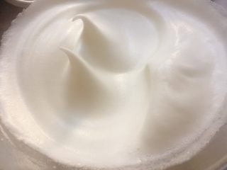 4、家有烤箱+hello kitty可可慕斯(附戚风蛋糕),蛋白加入几滴柠檬汁，打发。分三次加入细砂糖，先高速打发再转到中速，直到提起打蛋器，盆里的奶油成一个大弯钩。