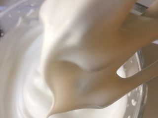 5、家有烤箱+hello kitty可可慕斯(附戚风蛋糕),换成低速整理一下蛋白糊，直到提起打蛋器，出现小弯角。