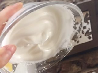6、家有烤箱+hello kitty可可慕斯(附戚风蛋糕),把盆拿起来倒扣不流动不低落，这个状态的蛋白就可以了。