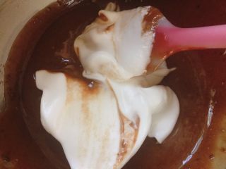 7、家有烤箱+hello kitty可可慕斯(附戚风蛋糕),把三分之一的蛋白倒入可可糊中，用刮刀翻拌均匀。