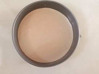 9、家有烤箱+hello kitty可可慕斯(附戚风蛋糕),准备一个六七寸的蛋糕模具，把调好的蛋糕糊倒入，震几下震出气泡。装六七分满即可，太满容易做出蘑菇云。