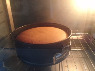 10、家有烤箱+hello kitty可可慕斯(附戚风蛋糕),把蛋糕模具放入烤箱下层，上火120度，下火130度烤50分钟。如图，烤了二十分钟。烤完后出炉，摔一下摔出热空气，倒扣晾凉脱模。