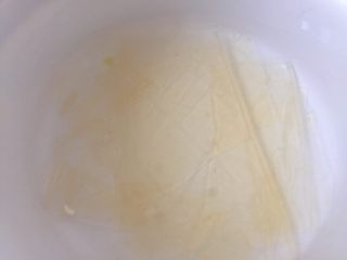 11、家有烤箱+hello kitty可可慕斯(附戚风蛋糕),吉利丁片放入冰水中泡软备用。