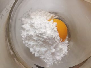 12、家有烤箱+hello kitty可可慕斯(附戚风蛋糕),一个蛋黄加入糖粉，隔温水打发至泛白。