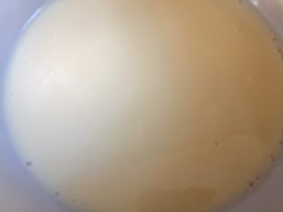 13、家有烤箱+hello kitty可可慕斯(附戚风蛋糕),牛奶加热后，加入泡软的吉利丁片，搅拌至无颗粒状态后，倒入蛋黄糊中，拌匀。最后加入酸奶，搅匀即可。