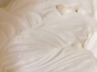 14、家有烤箱+hello kitty可可慕斯(附戚风蛋糕),淡奶油打到六七分发，有纹路且缓缓流动的状态即可。