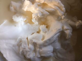 15、家有烤箱+hello kitty可可慕斯(附戚风蛋糕),把淡奶油和酸奶糊混合均匀，翻拌的手法。