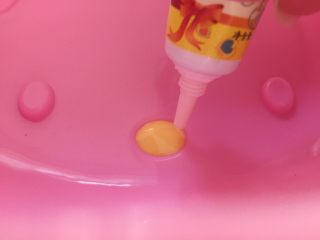 17、家有烤箱+hello kitty可可慕斯(附戚风蛋糕),融化黄色和粉色巧克力笔，融化软后，在硅胶模具鼻子的凹槽处挤上黄色巧克力。