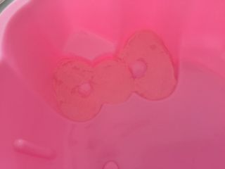 18、家有烤箱+hello kitty可可慕斯(附戚风蛋糕),再用粉色巧克力笔填充进蝴蝶结的位置。室温放置半小时后，冷藏10分钟。