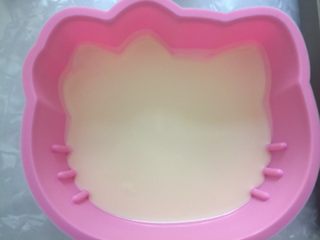 19、家有烤箱+hello kitty可可慕斯(附戚风蛋糕),取出模具，往底部倒入一部分慕斯糊，慕斯糊不得少于三分之一。继续冷藏10分钟左右。
