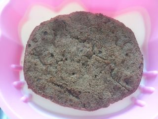 20、家有烤箱+hello kitty可可慕斯(附戚风蛋糕),蛋糕晾凉后，切中间的一片，四周把多余的边裁掉剪成椭圆形，蛋糕的大小以慕斯大小为依据。把冷藏成形的慕斯取出，在上面放上一片可可蛋糕片。