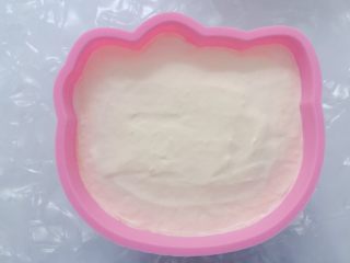 21、家有烤箱+hello kitty可可慕斯(附戚风蛋糕),然后倒入剩余的全部慕斯糊。冷冻过夜，最少冷冻时间也不要低于8小时。如图是冻好的。