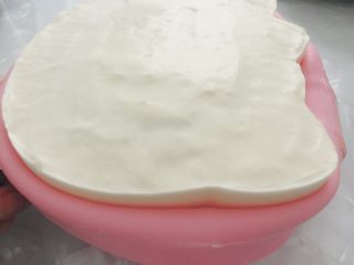 22、家有烤箱+hello kitty可可慕斯(附戚风蛋糕),吹风机热风吹两圈慕斯模具的边缘，活动一下四周每个角落，慢慢脱模。