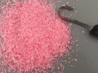 23、家有烤箱+hello kitty可可慕斯(附戚风蛋糕),用草莓味巧克力块刮出细末。