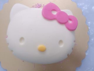 24、家有烤箱+hello kitty可可慕斯(附戚风蛋糕),在蛋糕底座上撒一圈巧克力碎装饰，把凯蒂猫放在中间。