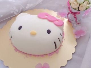26、家有烤箱+hello kitty可可慕斯(附戚风蛋糕),同样的，把凯蒂猫的胡子也挤上去，胡子因为在侧面且有弧度和斜坡，挤巧克力的时候不要紧贴着慕斯凹槽。巧克力笔稍微抬起一点点，从上往下一气呵成。如果巧克力挤的不满意，可以拿牙签挑起来重新填充。