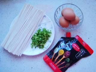 1、鸟巢鸡蛋饼,香葱切碎，其他食材备用。（酱料根据个人喜好也可以替换成其他类的哦）