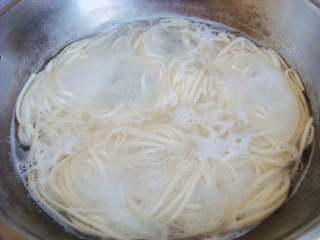 2、鸟巢鸡蛋饼,把挂面放入开水锅里煮至7分熟。