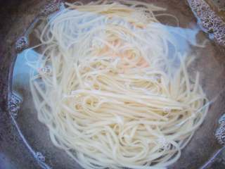 3、鸟巢鸡蛋饼,捞出过下凉水。